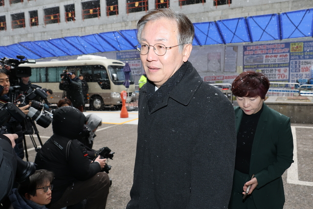 한동수 더불어민주당 윤리심판원장이 12일 서울 여의도 중앙당사에서 열린 회의에 참석하기 위해 건물로 들어서고 있다. [연합뉴스]