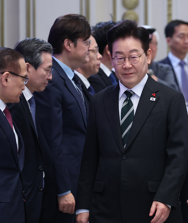 이재명 대통령이 21일 청와대 영빈관에서 열린 신년기자회견에 입장하고 있다. 연합뉴스