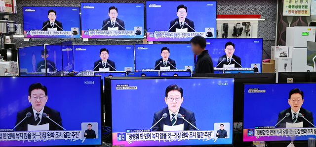 21일 서울 용산구 전자랜드 가전매장 TV에 이재명 대통령 신년 기자회견 방송이 나오고 있다.<연합뉴스 사진>