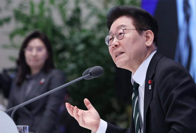 이재명 대통령이 21일 청와대 영빈관에서 열린 신년기자회견에서 발언하고 있다. [연합뉴스]