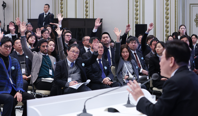 이재명 대통령이 21일 청와대 영빈관에서 열린 신년기자회견에서 외신 기자들의 질문을 받고 있다. [연합뉴스]
