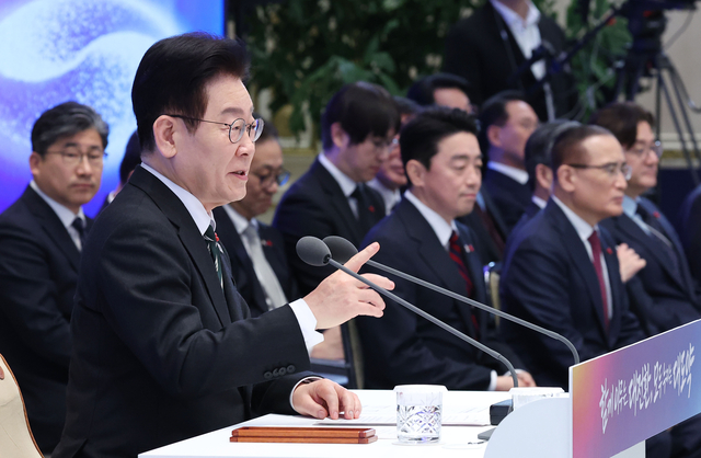 이재명 대통령이 21일 청와대 영빈관에서 열린 신년기자회견에서 취재진 질문에 답하고 있다. [연합뉴스]