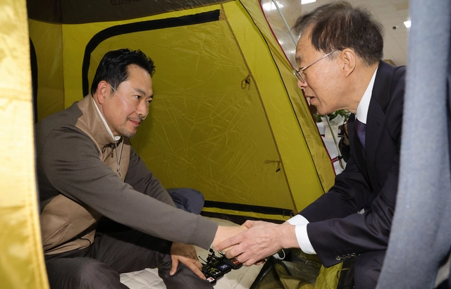 통일교·공천헌금 '쌍특검' 수용을 요구하며 이레째 단식 중인 국민의힘 장동혁 대표가 21일 서울 여의도 국회 로텐더홀 단식 농성장을 찾은 이석연 국민통합위원장과 대화하고 있다.  [공동취재]
