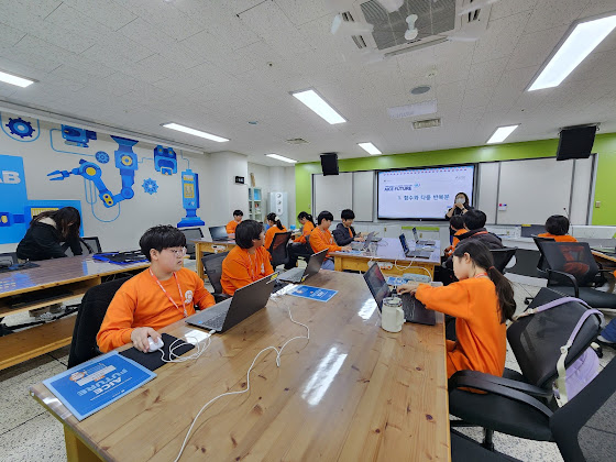학생들이 ‘2026년 AICE Future 인공지능 겨울캠프’에 참여해 강연을 듣고 있다. KT 제공