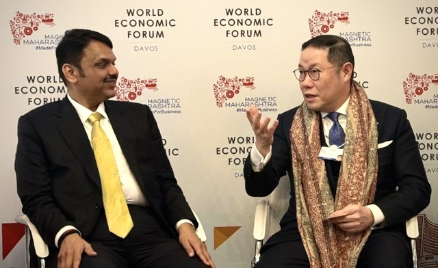 조현상 HS효성 부회장(오른쪽)이 다보스 포럼에 참석해 데벤드라 파드나비스 인도 마하라슈트라 주총리를 만나 인도 투자 계획에 대해 논의했다. HS효성 제공.