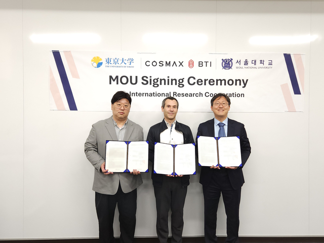 일본 도쿄대학교에서 지난 16일 열린 코스맥스-도쿄대-서울대 업무협약식에서 (왼쪽부터) 윤석균 코스맥스비티아이 R&I유닛 BI랩장, 오라시오 카브랄 도쿄대 교수, 이연 서울대 교수가 기념촬영을 하고 있다. [코스맥스 제공]