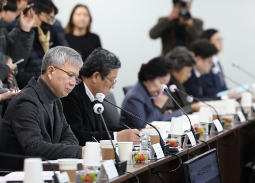 김택우(왼쪽) 대한의사협회 회장이 20일 서울 서초구 국제전자센터에서 열린 제4차 보건의료정책심의위원회에서 정은경 보건복지부 장관의 발언을 듣고 있다. [연합뉴스]