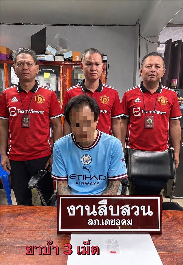 “경찰 맨유, 용의자 맨시티” 축구유니폼 입고 ‘검거 조롱 사진’ 찍은 경찰