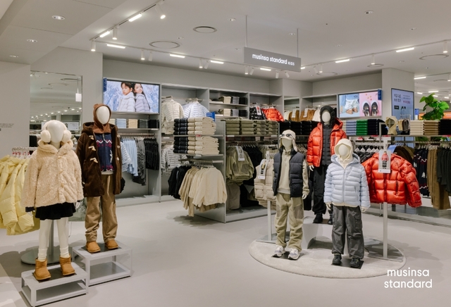 무신사 스탠다드 아이파크몰 용산점 매장 내 ‘무신사 스탠다드 키즈’ 존. [무신사 제공]