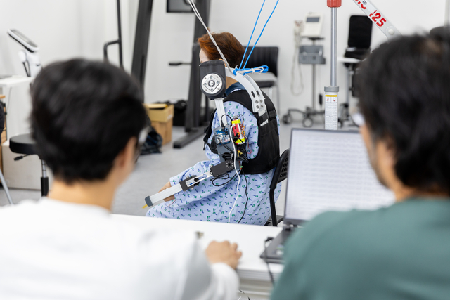 ETRI 연구팀이 환자가 직접 웨어러블 로봇을 착용하고 움직이는 상태에서 데이터를 측정하고 있다. ETRI 제공.