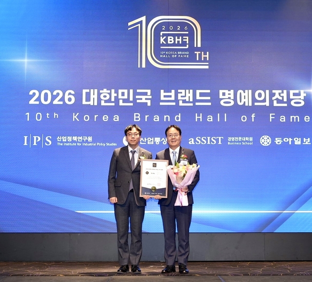 이영호(오른쪽) 에쓰오일 영업전략부문장이 22일 ‘2026 대한민국 브랜드 명예의 전당’ 시상식에서 허종호 한국전략마케팅학회장과 기념 촬영을 하고 있다. 에쓰오일 제공.