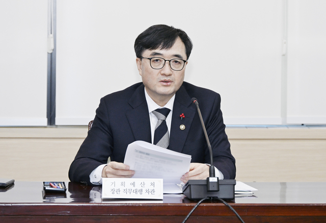 임기근 기획예산처 장관 직무대행 차관이 22일 정부서울청사에서 열린 ‘재정구조 혁신 전담반 2차 점검회의’를 주재, 모두발언을 하고 있다.[기획예산처]