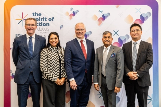 왼쪽부터 존 아른 로팅겐 웰컴트러스트 CEO, 프리야 아그라왈 MSD Health Equity & Partnerships 부문 부사장, 리차드 헤쳇 CEPI CEO, 라만 라오 힐레만연구소 CEO, 김익중 SK바이오사이언스 BD2실장이 21일 스위스 다보스에서 개최된 세계경제포럼(WEF)에서 차세대 자이르 에볼라 백신 개발 펀딩 및 협력에 대해 발표한 후 기념촬영을 하고 있다. SK바이오사이언스 제공