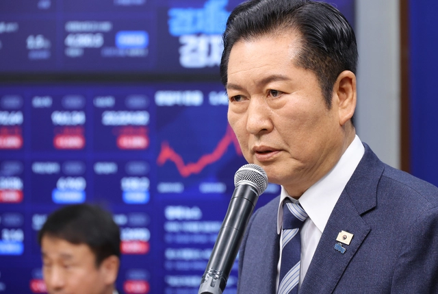 정청래 더불어민주당 당대표가 22일 국회 본청에서 긴급 기자회견을 열고 조국혁신당과의 합당을 공개 제안하고 있다.<연합뉴스 사진>