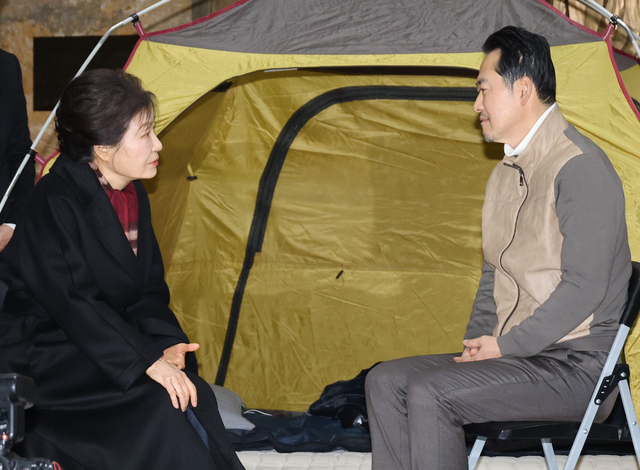 박근혜 전 대통령이 22일 국회 로텐더홀 단식 농성장에서 통일교·공천헌금 ‘쌍특검’ 수용을 요구하며 여드레째 단식 중인 국민의힘 장동혁 대표를 방문해 대화하고 있다. [연합뉴스]