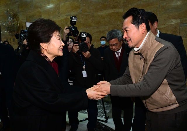 박근혜 전 대통령이 22일 국회 로텐더홀 단식 농성장에서 통일교·공천헌금 '쌍특검' 수용을 요구하며 여드레째 단식 중인 국민의힘 장동혁 대표를 방문해 인사하고 있다. [공동취재]
