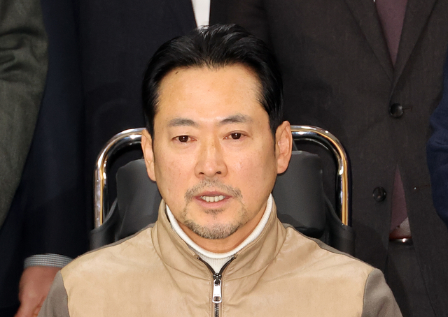 통일교·공천헌금 ‘쌍특검’ 수용을 요구하며 8일째 단식을 이어가던 장동혁 국민의힘 대표가 22일 건강 악화로 국회에서 병원으로 이송되기에 앞서 발언하고 있다. [연합뉴스]