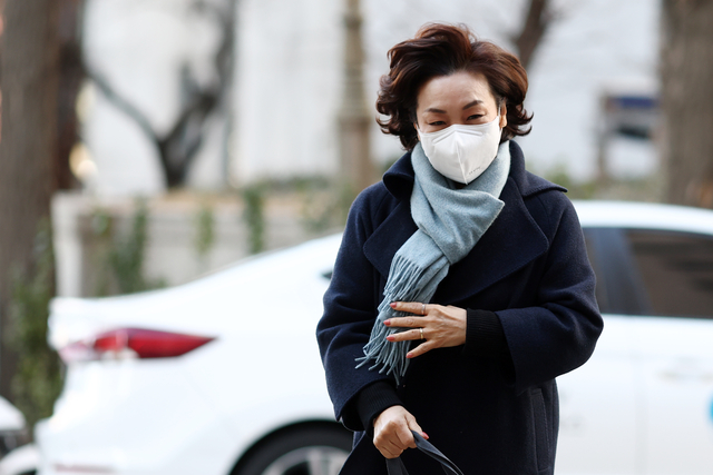 법인카드 유용 의혹을 받는 김병기 무소속 의원의 배우자 이모씨가 22일 조사를 받기 위해 서울 마포구 서울경찰청 공공범죄수사대로 출석하고 있다. [연합뉴스]