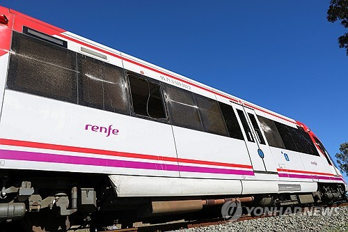 22일(현지시간) 스페인 남부 무르시아 광역자치주의 항ㅇ구도시 카르타헤나 인근에서 크레인과 부딪힌 통근 열차. [로이터=연합뉴스]