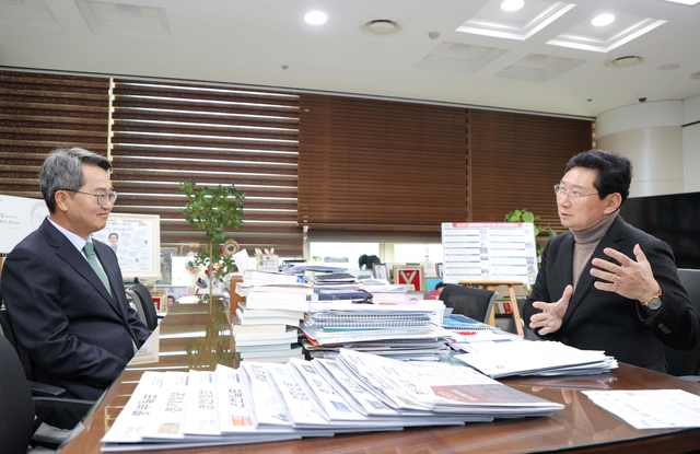 이상일 용인시장이 23일 김동연 지사에게 지방산단 심의권 이양을 요청했다.