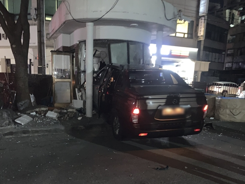 [속보] 60대 몰던 SUV, 아파트 경비실 돌진…70대 경비원 병원 이송