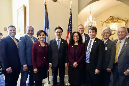 김민석 국무총리가 22일(현지시간) 미국 의사당을 방문, 하원 주요 인사들과 기념촬영을 하고 있다. [국무총리실 제공]