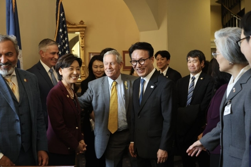 김민석 국무총리가 22일(현지시간) 미국 의사당을 방문, 하원 주요 인사들과 인사를 하고 있다.   [국무총리실 제공]