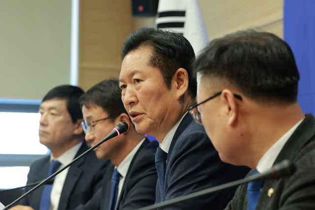 정청래 더불어민주당 대표가 23일 충북 진천 국가대표선수촌에서 열린 현장 최고위원회의에서 발언하고 있다. [연합뉴스 제공]