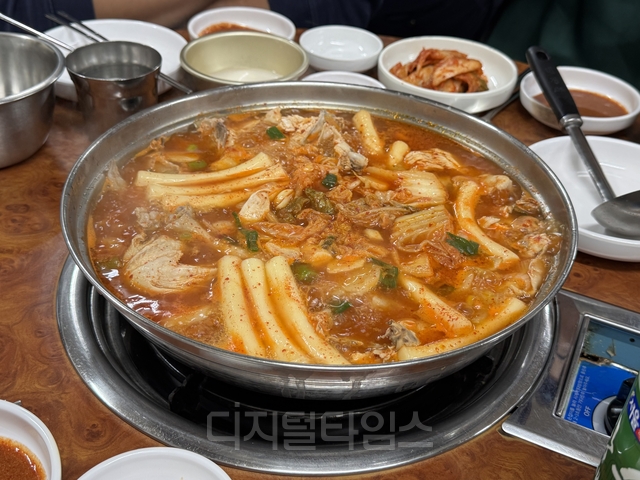 서대문구 ‘향촌’의 닭한마리 사진. 정래연기자