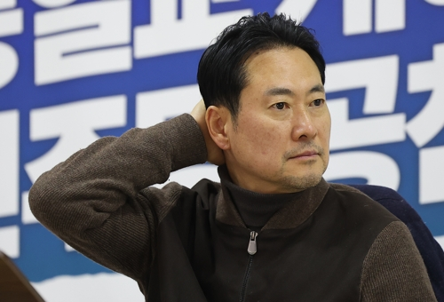 2차 종합특검법 처리에 반대해 단식중인 국민의힘 장동혁 대표가 17일 국회에서 단식을 이어가던 중 손을 머리에 올리고 있다. [연합뉴스]