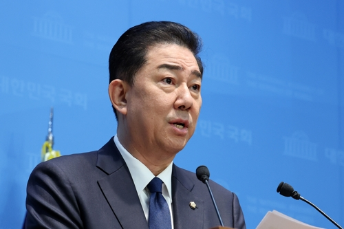 김병기 더불어민주당 의원이 19일 국회 소통관에서 당 윤리심판원의 제명 결정과 관련한 입장을 밝히고 있다. [연합뉴스]