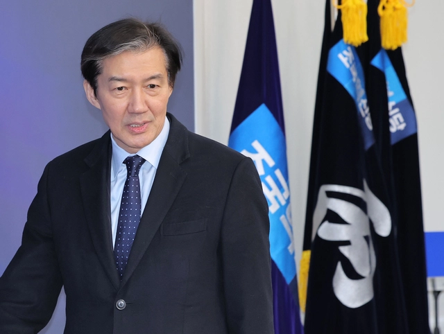 조국 조국혁신당 대표가 지난 24일 서울 여의도 국회에서 더불어민주당 정청래 대표의 합당 제안 관련 논의를 위해 열린 긴급 의원총회에 참석하고 있다.  [연합뉴스]