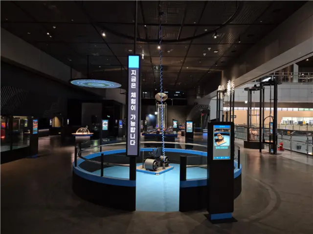 국립중앙과학관 내 피직스 랩의 '호버크래프트' 전시물로, 관람객이 직접 탑승해 공기가 만드는 힘을 온 몸으로 체험할 수 있다. 중앙과학관 제공.
