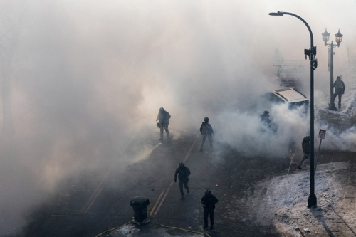 미국 연방 요원의 총격에 의한 두 번째 사망자가 발생한 미네소타주 미니애폴리스 사건 현장에 24일(현지시간) 최루 가스가 살포되고 있다. [로이터=연합뉴스]