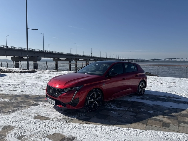 푸조 308 스마트 하이브리드 정측면부. 임주희 기자
