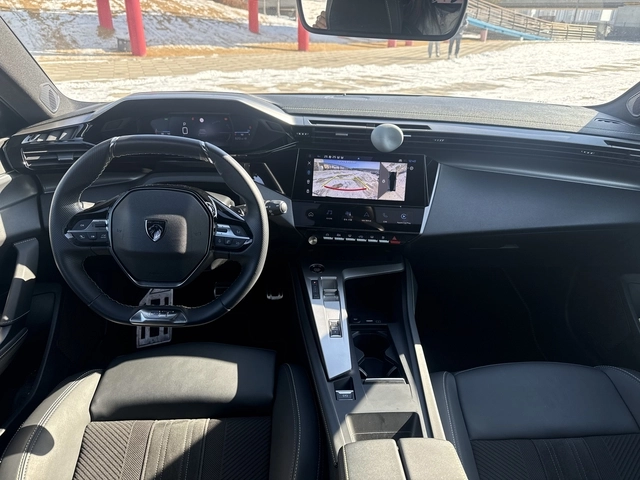 운전자에게 맞춰진 'i-콕핏' 디자인이 반영된 1열
