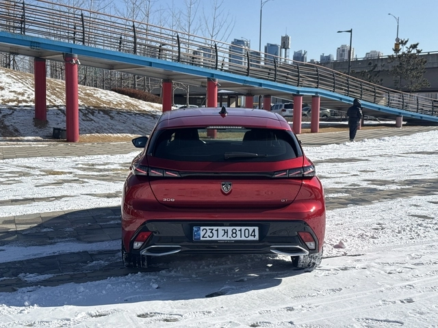 후면부의 사자 발톱을 형상화한 테일램프
