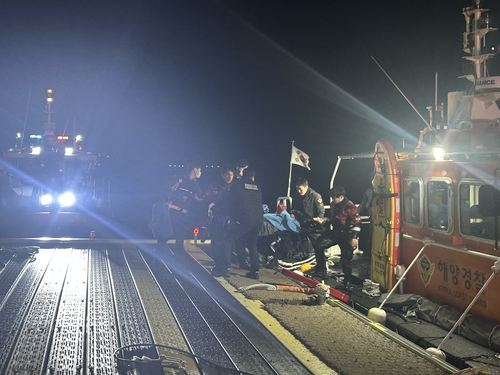 익수자 구조하는 사천해경 [사천해경 제공]