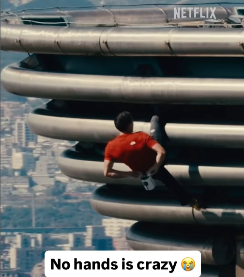 25일(현지시간) 대만의 최고층 건물인 101층, 500m 높이의 타이베이101을 오르고 있는 미국의 유명 등반가 알렉스 혼놀드. 아무런 안정장치 없이 맨몸으로 꼭대기까지 오르는 데 2시간이 채 걸리지 않았다. [넷플릭스 캡처]