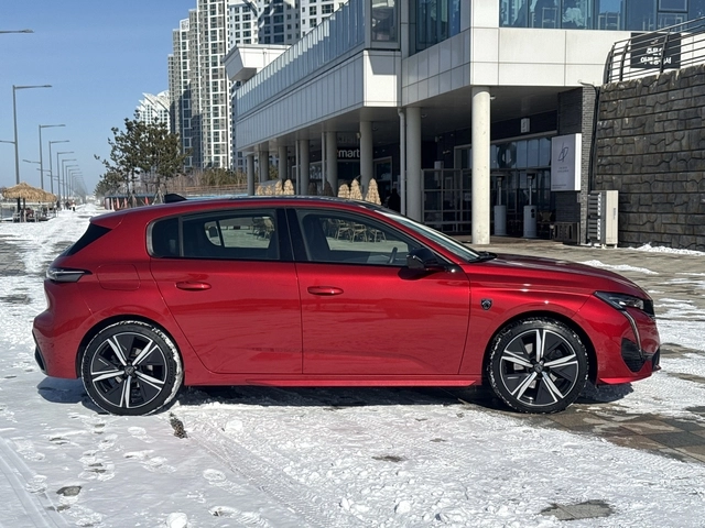 준중형 해치백임에도 낮은 자세와 매끄러운 라인으로 안정적이면서도 역동적인 인상을 줬다.
