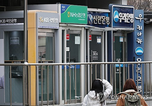 금리 오르자 가계대출은 두달 연속 ↓…예금 이탈은 ‘쑥’