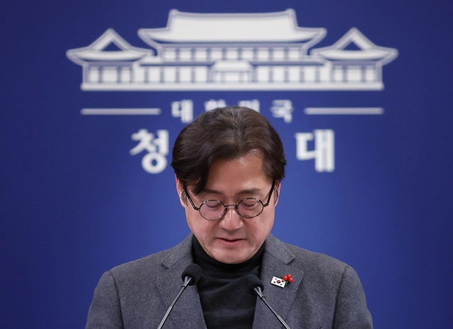 홍익표 정무수석이 25일 청와대에서 이재명 대통령의 이혜훈 기획예산처 장관 후보자에 대한 지명철회 브리핑을 하고 있다. 연합뉴스
