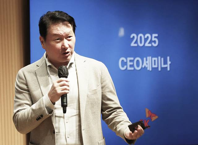 최태원 SK그룹 회장이 작년 11월 경기 이천 SKMS연구소에서 열린 ‘2025 CEO세미나’에서 폐회사를 하고 있다. SK 제공