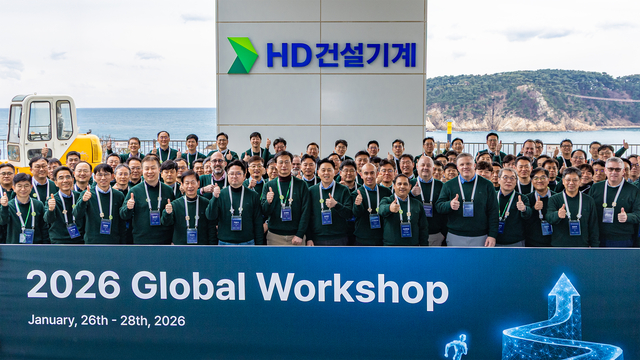 울산 동구 HD건설기계 GOC에서 26일부터 열린 ‘2026 글로벌 워크샵’에서 임직원과 해외 주재원들이 기념 촬영을 하고 있다. HD건설기계 제공.