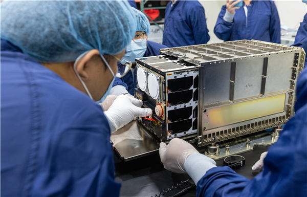 발사관에 장착되는 K-라드큐브. NASA 제공.