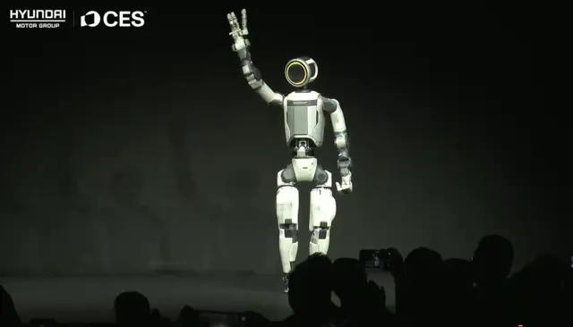 현대차그룹 로봇 전문기업 보스턴다이나믹스가 지난 5일(현지시간) 미국 라스베이거스 만달레이베이 컨벤션센터에서 열린 현대차그룹 프레스 콘퍼런스에서 ‘차세대 전동식 아틀라스’를 공개했다. 사진은 아틀라스가 관람객들에게 손을 흔들며 인사하는 모습. 현대차그룹 유튜브 캡처
