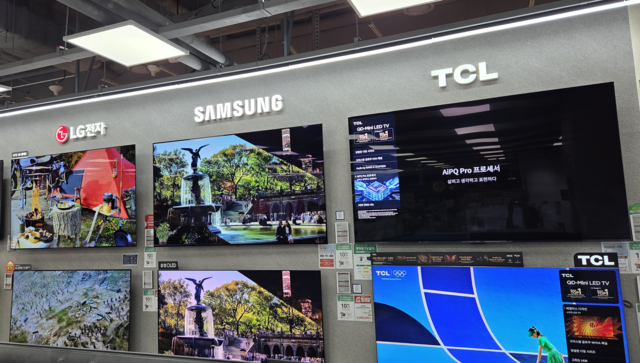 서울 시내 한 가전매장에 진열된 TV 제품. LG전자(왼쪽부터), 삼성전자 제품과 함께 중국 TCL 제품이 나란히 전시돼 있다. 장우진 기자
