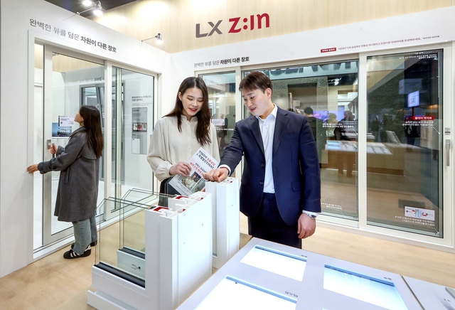 ‘2026 코리아빌드위크’에서 LX하우시스 전시관을 방문한 관람객들이 ‘뷰프레임 창호’를 살펴보고 있다. [LX하우시스 제공]