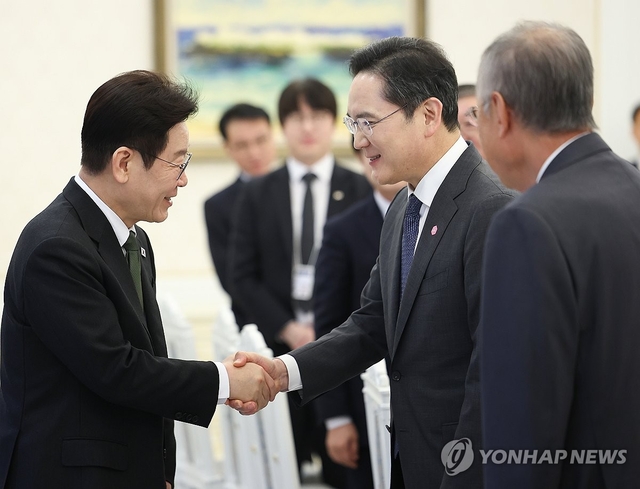 이재명 대통령이 4일 청와대에서 열린 ‘청년 일자리와 지방투자 확대를 위한 기업간담회’에 입장하며 이재용 삼성전자 회장과 인사하고 있다. 연합뉴스