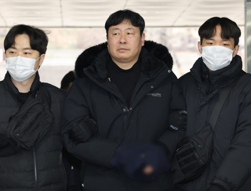 업무방해 등의 혐의로 구속영장이 청구된 고진수 민주노총 서비스연맹 세종호텔 지부장이 4일 서울 서초구 서울중앙지법에서 열린 영장실질심사에 출석하고 있다.  [연합뉴스]